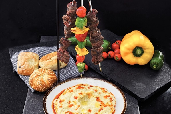 Kömür Ateşinde Pişmiş Begendili Kuzu Şiş